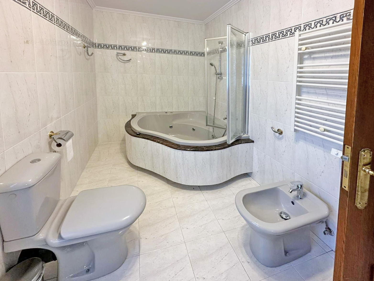 Baño privado de la suite — detalle