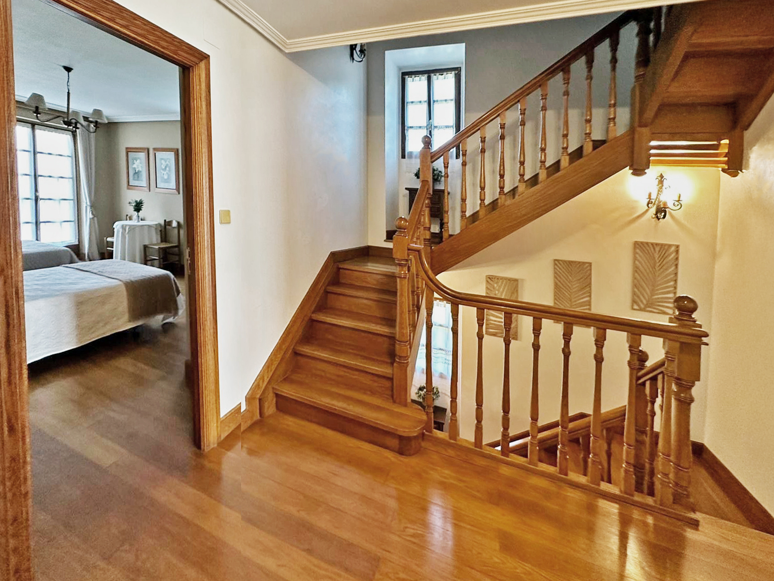 Escaleras de roble de acceso a la habitación
