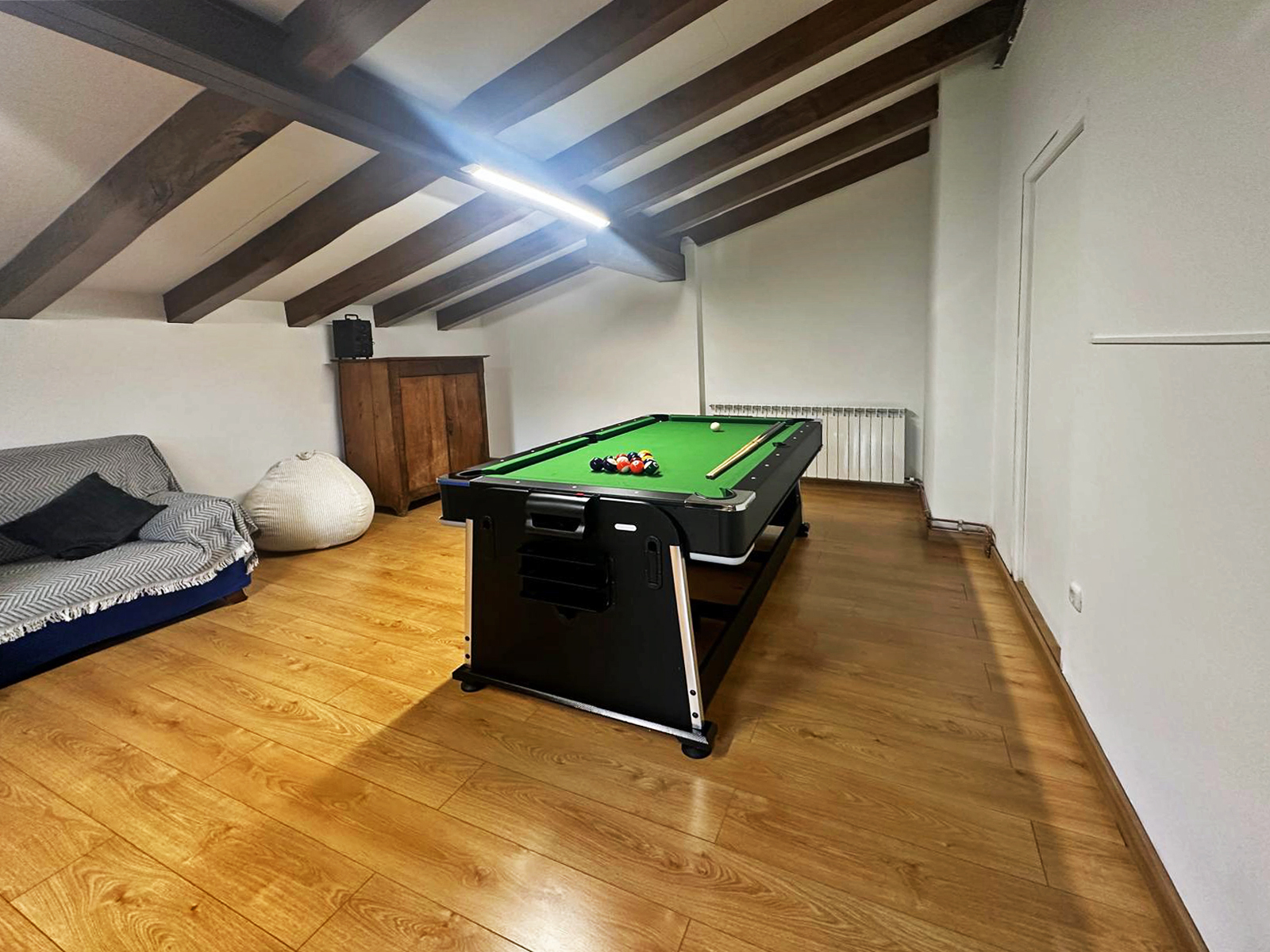 Sala de juegos con billar