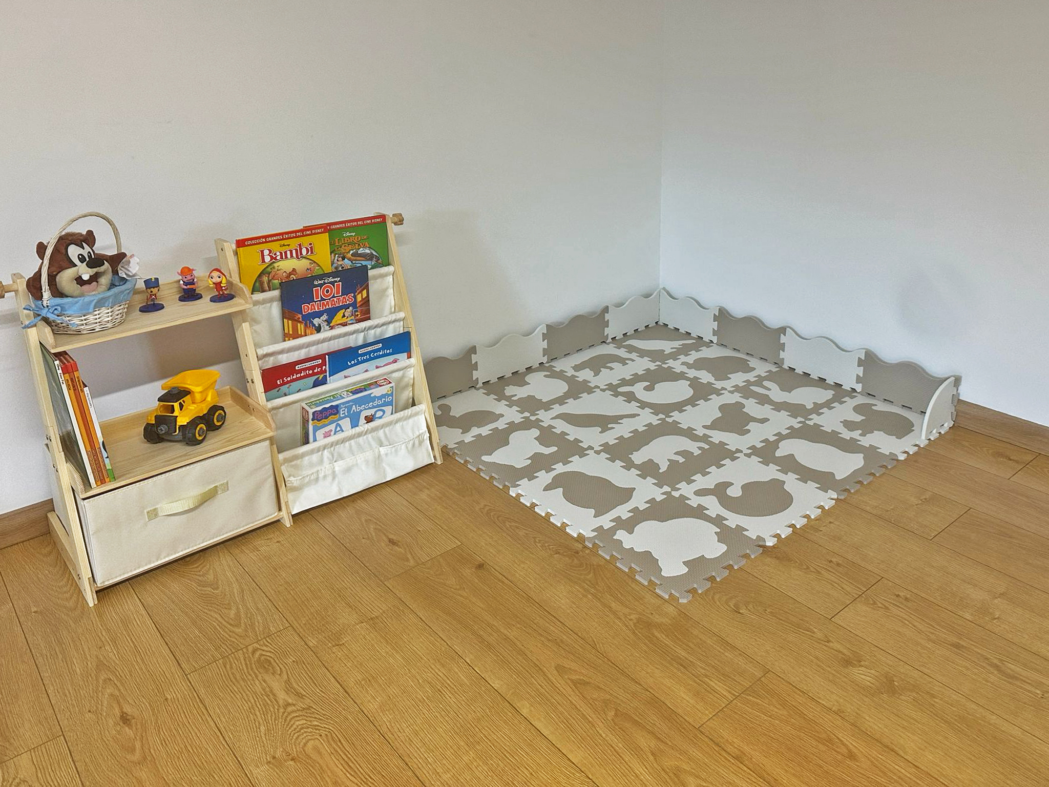 Sala de juegos con billar y biblioteca infantil