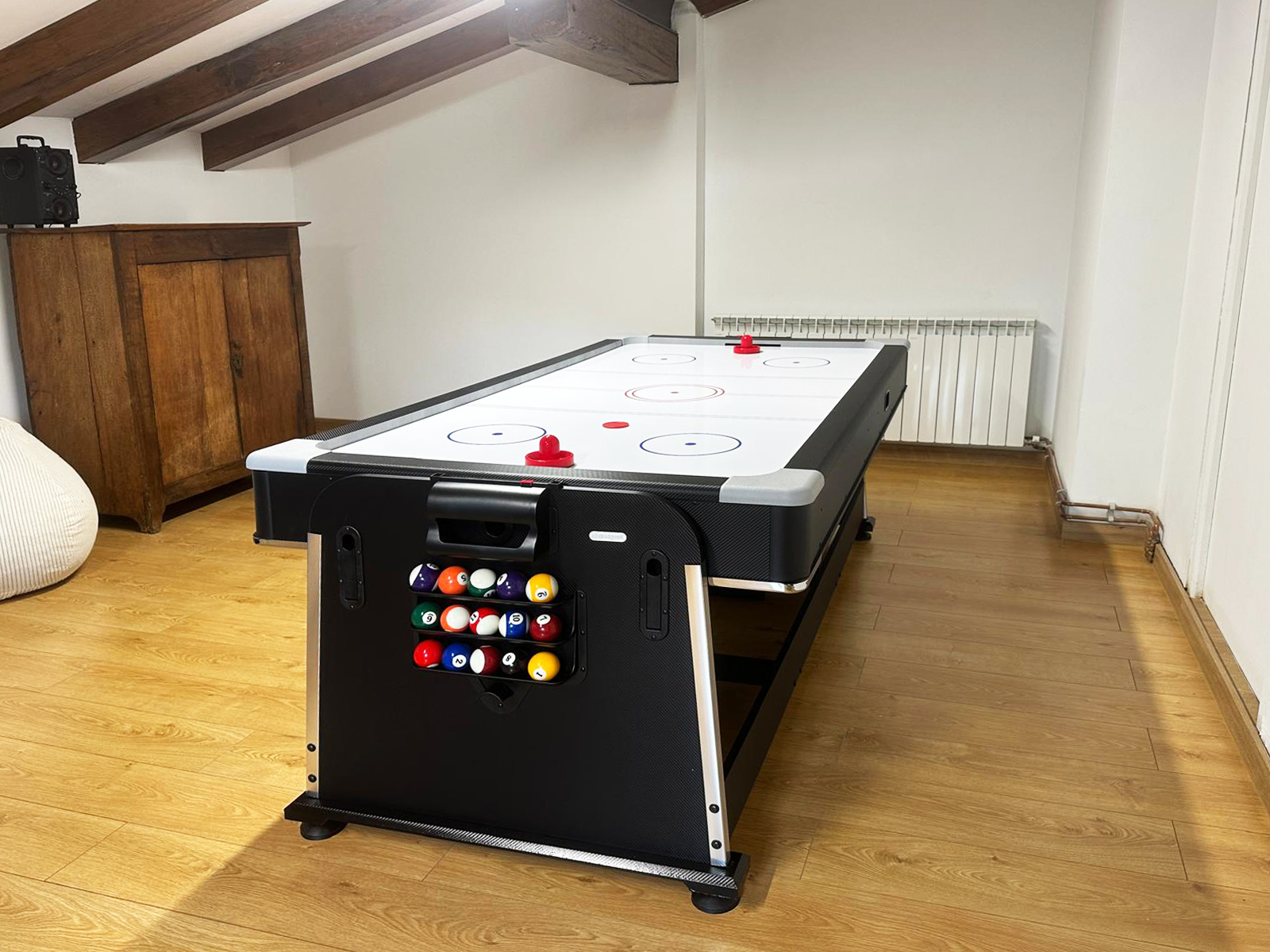 Sala de juegos con air hockey